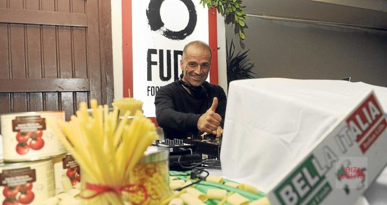Italia fue el topic gastronómico de la última edición de FUDE, amenizada por el dj Carlos Jurado (en la imagen). | Gabi Vázquez