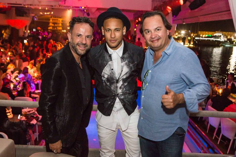 Neymar celebra el doblete en Lío