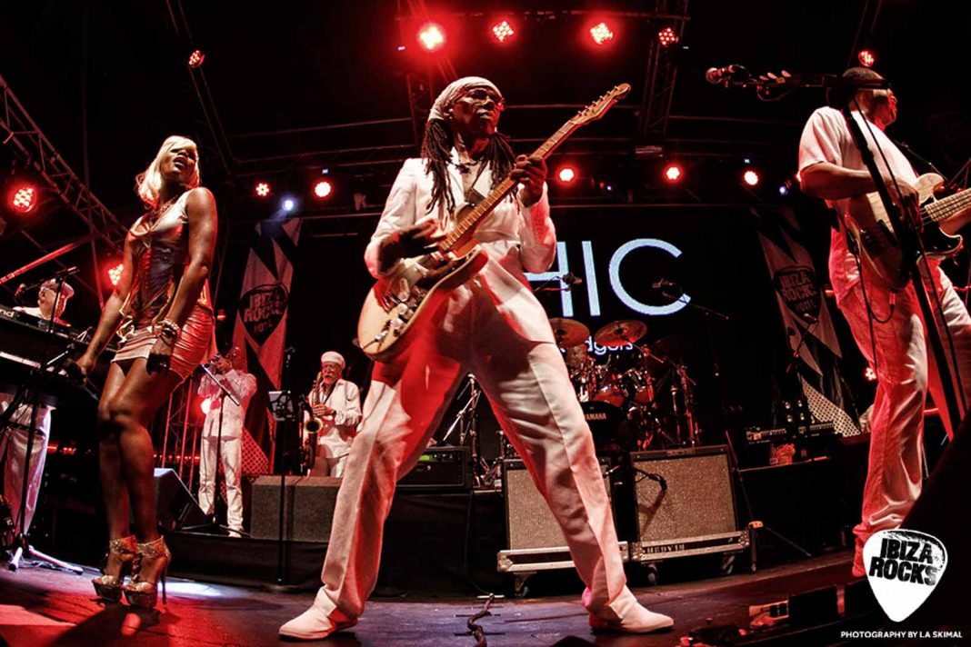 Nile Rodgers, líder de Chic, actuando en el ciclo de conciertos. LA SKIMAL