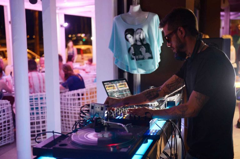 Música y arte se fusionan en Río Ibiza