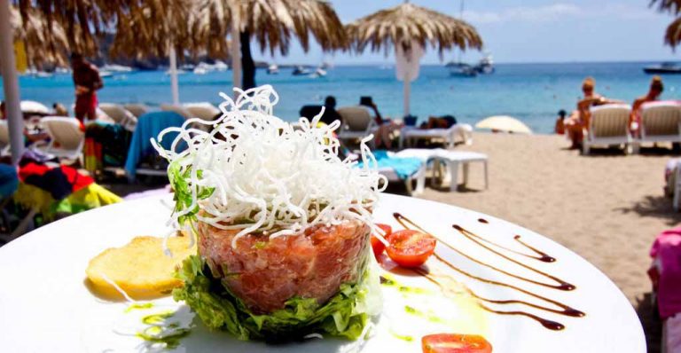 Tropicana Beach Club: Gastronomía y descanso en es Jondal