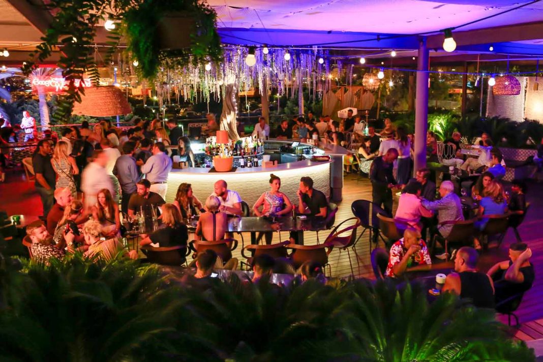 La terraza del Heart Ibiza con vistas a Dalt Vila se ha convertido en uno de los puntos de encuentro en la Milla de Platino. AISHA BONET