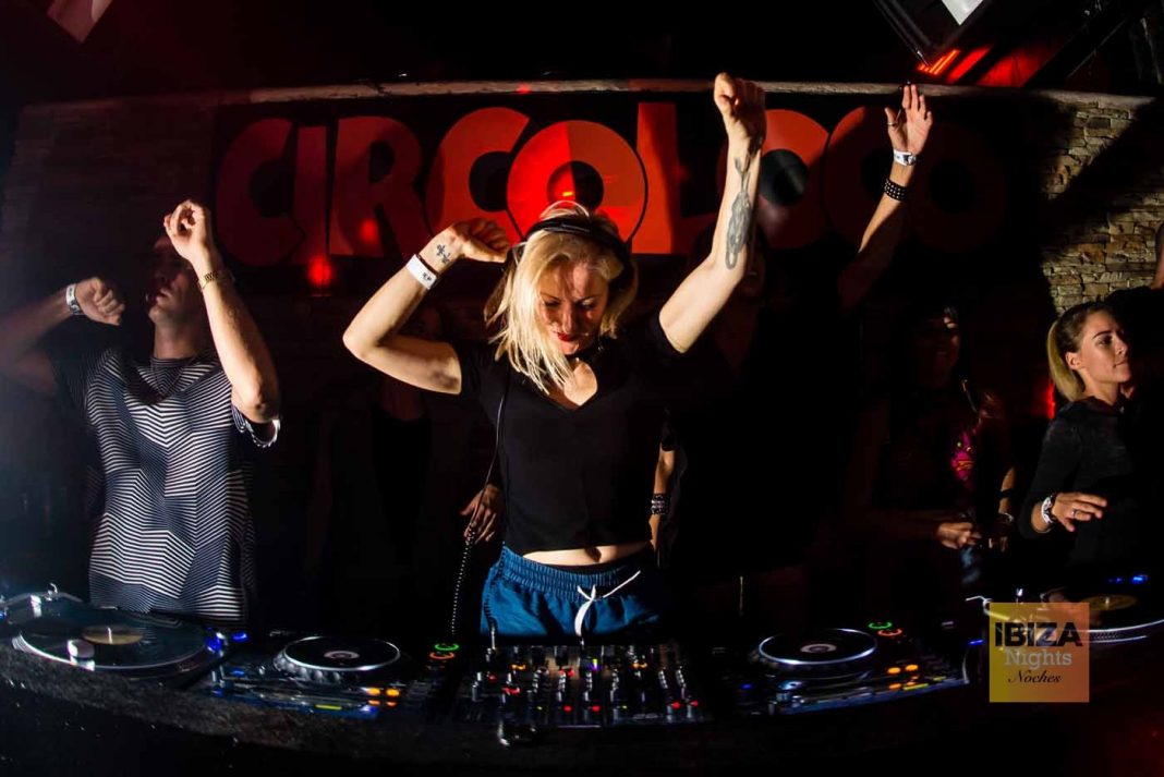 Ellen Allien levanta los brazos. CIRCOLOCO