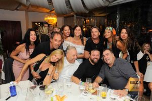 Ambiente de gala en el adiós del Restaurante Lounge KM-5 | Ibiza Nights: the Ibiza party guide