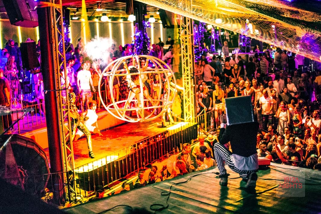 Woomoon en Cova Santa las vistosas ‘performances’ se suceden constantemente.