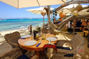 Beach Club Life, la vida en la playa se vive día y noche con los cinco sentidos. | Ibiza Nights: the Ibiza party guide
