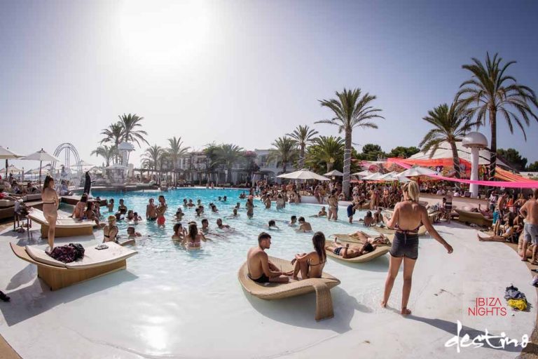 Increíble atmósfera en la gran piscina central de Destino Ibiza, donde no falta la animación diurna y nocturna.