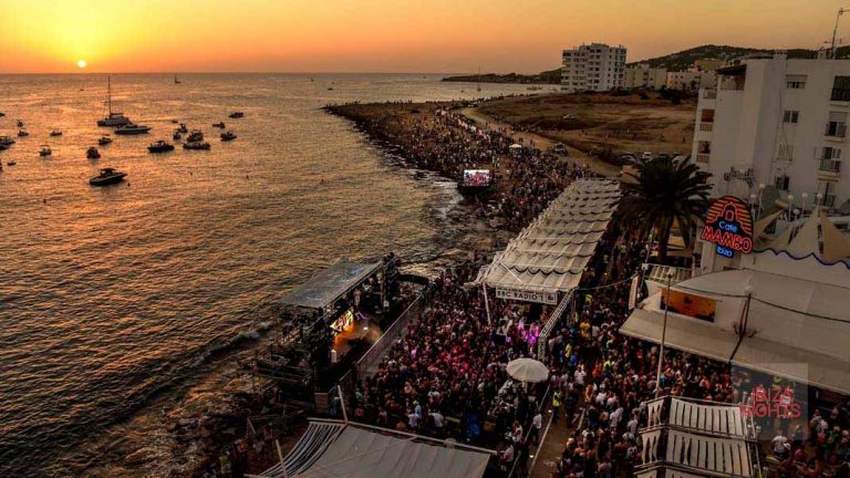 Vista aérea del festival con el escenario sobre la orilla y frente al Café Mambo. bbc radio 1 mambo 2017