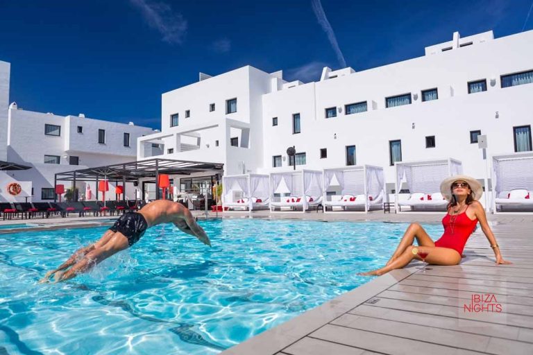 Piscinas de lujo. Panorámica de la piscina del hotel Migjorn con camas balinesas y zona de relax. Aisha Bonet