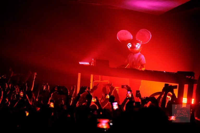 Deadmau5 inició su ‘set’ a cara descubierta pero se puso su máscara durante la actuación. Foto: Hï Ibiza