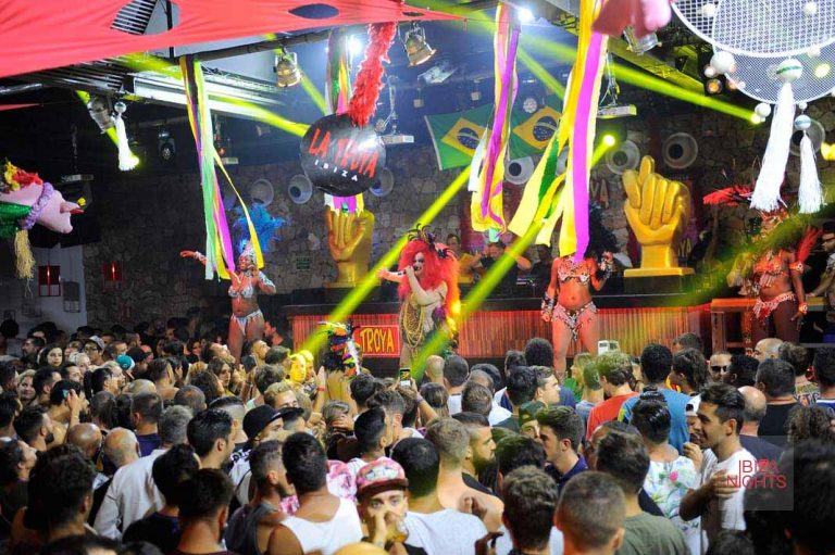 La decoración y puesta en escena de esta fiesta de La Troya está inspirada en Brasil. Foto: Gabi Vázquez