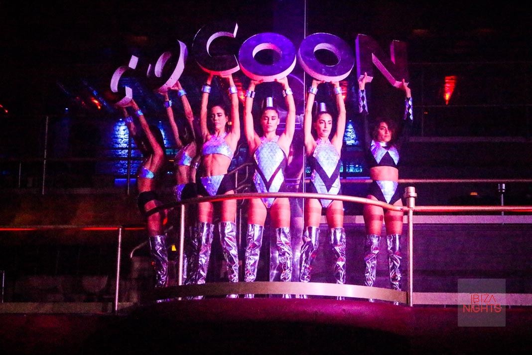 Las bailarinas de Cocoon forman el logo de la fiesta con sus letras en Amnesia. Foto Jesus Sierra