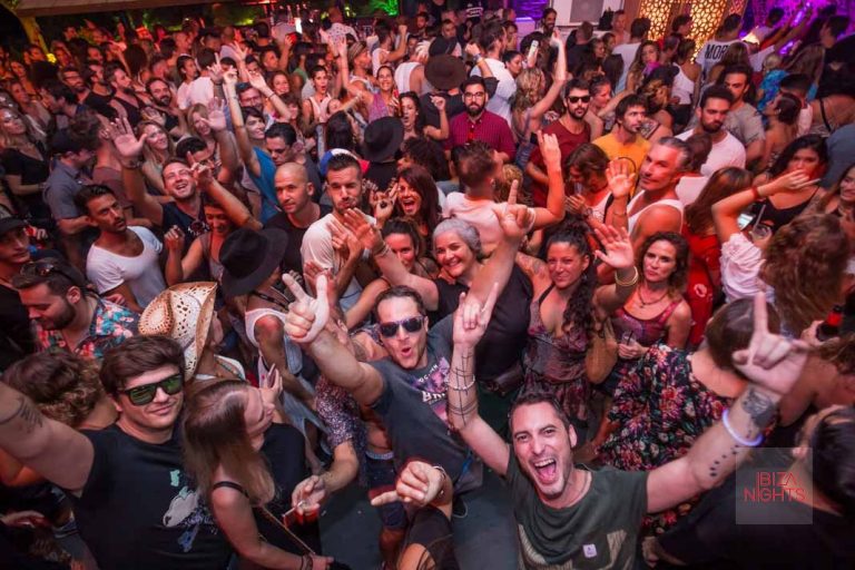 Los ‘closing parties’ reúnen a miles de ‘clubbers’ de todo el mundo durante dos semanas de locura. Aisha Bonet