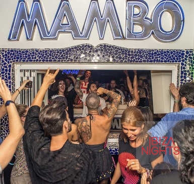 Café Mambo Ibiza. El último sunset de la temporada frente a la bahía