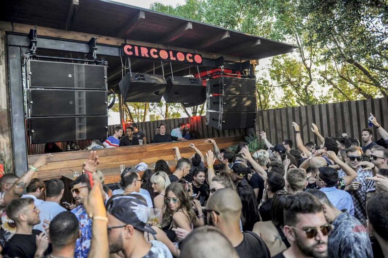 Clubbers internacionales aclaman al dj durante su actuación. Fotos: Gabriel Vázquez
