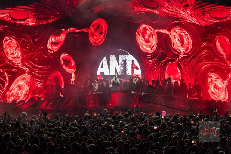 Ants arrasa en cabina rodeado de incondicionales ‘clubbers’.