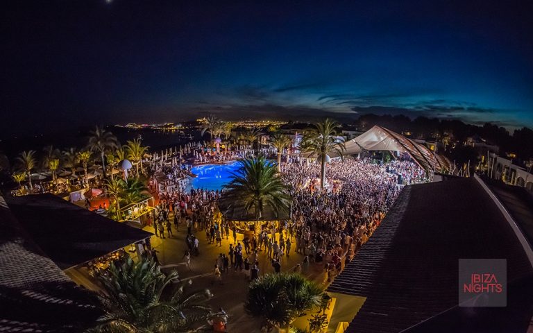 El escenario al aire libre ideal para sentir cada pista del dj. Fotos: Destino Ibiza