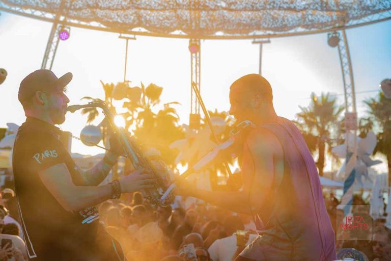Música en vivo cada lunes y entrada gratis para residentes. Fotos: Ocean Beach Ibiza