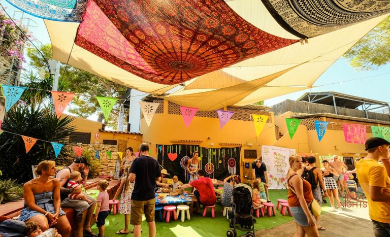La carpa de Hippy Market Punta Arabí ofrece conciertos de música en vivo. Fotos: Hippy Market