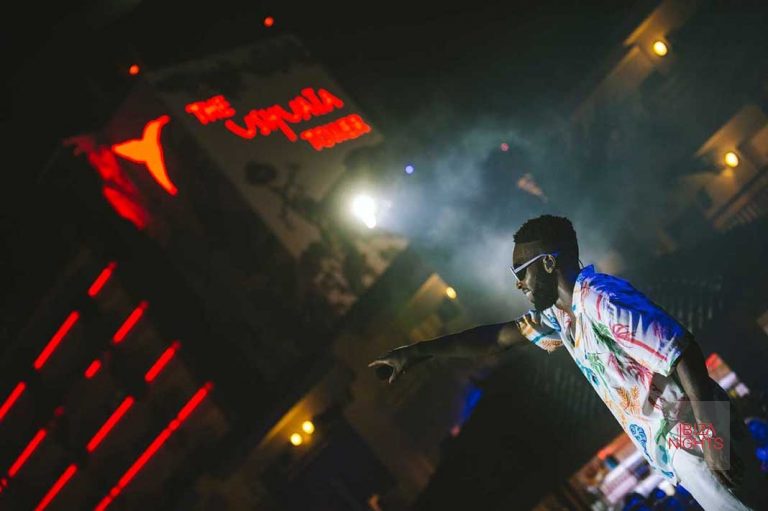 Lethal Bizzle, James Hype, Lady S, FooR, dj Policy, Sam Supplier y dj Charles acompañan esta tarde a Tinie Tempah al frente del escenario al aire libre de Ushuaïa Ibiza. Tras dos temporadas ofreciendo al público increíbles sesiones de diferentes ritmos como hip-hop, R&B, afrobeat, grime, old skool y garage, el rapero y compositor británico, conocido por temas como ‘Written In The Stars’, ‘Girls Like’, ‘Pass Out’, ‘Miami 2 Ibiza’, seguirá llenando de ritmo la terraza del club durante dos sesiones más. El 19 de septiembre tendrá lugar el cierre de Disturbing, la fiesta que ha arrastrado hasta la pista de baile a infinidad de visitantes de la isla y que ha contado con la presencia de numerosas estrellas internacionales como invitados. Foto: Ushuaïa Ibiza