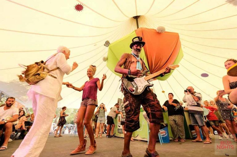 Paz, alegría… Y mucha música en Hippy Market Punta Arabí