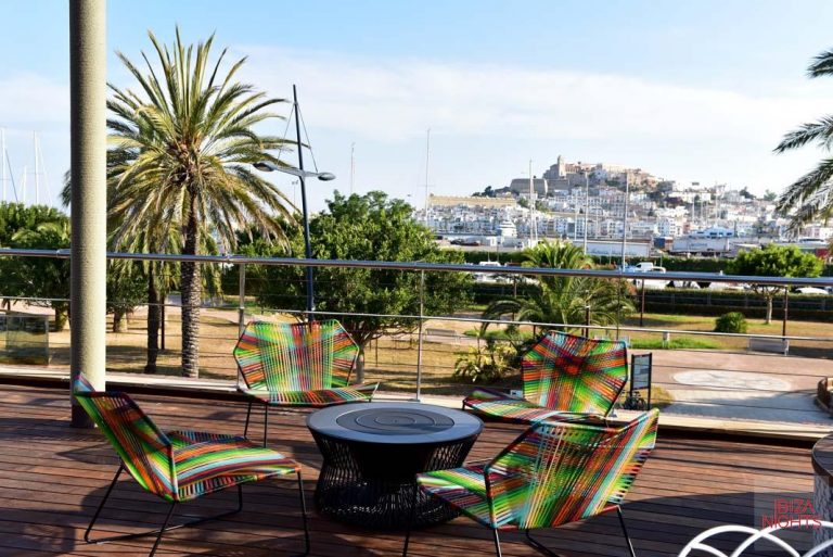 La terraza del club posee unas espectaculares vistas a Dalt Vila. Fotos: Heart Ibiza