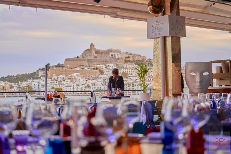 La terraza de Lío Ibiza dispone de unas espectaculares vistas a Dalt Vila. Fotos: Lío Ibiza