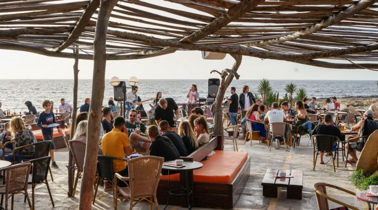 Kumharas Ibiza despide el verano junto a Makandé