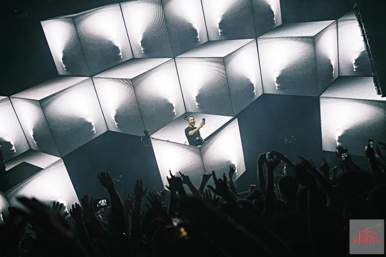 Un emocionado Guetta graba al público durante el ‘closing’.