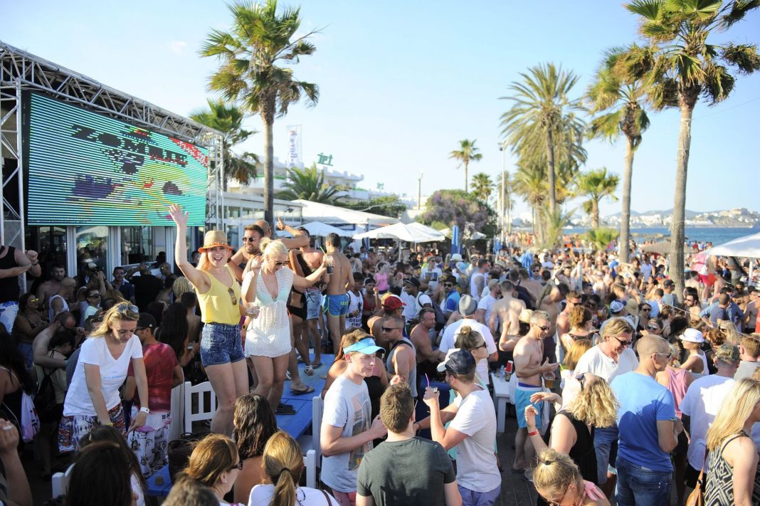 Adiós a Bora Bora Ibiza: así han sido sus fiestas durante 40 años | Ibiza Nights: the Ibiza party guide